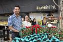 Nilo Kato e a esposa, Suely Kato, proprietários da confeitaria de doces finos Hachimitsu em Londrina. 