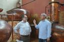 Cliente da Fomento Paraná conquista prêmio nacional. Na foto,Juraci Barbosa (E), presidente da Fomento Paraná e Fulgêncio Torres Viruel, diretor comercial e sócio da Agroecológica Marumbi, empresa que produz a cachaça Porto Morretes, eleita a melhor cachaça do país na Cúpula da Cachaça-2016.