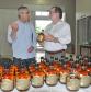 Cliente da Fomento Paraná conquista prêmio nacional. Na foto,Juraci Barbosa (D), presidente da Fomento Paraná e Fulgêncio Torres Viruel, diretor comercial e sócio da Agroecológica Marumbi, empresa que produz a cachaça Porto Morretes, eleita a melhor cachaça do país na Cúpula da Cachaça-2016.