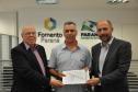O gerente de microcrédito da Fomento Paraná, Helio Rodrigues, o taxista Lúcio Roberto Natal, e o gerente de mercado da Fomento Paraná, Paulo Morva.