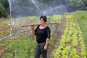 A produtora rural de Quitandinha, Sirlei Aparecida de Moura, mostra sistema de irrigação adquirido através do financiamento da FOMENTO PARANÁ.
