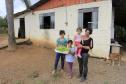 A produtora rural de Quitandinha, Sirlei Aparecida de Moura com três de seus oito filhos.