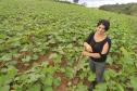 A produtora rural de Quitandinha, Sirlei Aparecida de Moura, mostra sistema de irrigação adquirido através do financiamento da FOMENTO PARANÁ.