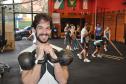 O educador físico Daniel da Rosa de Moraes, instrutor da CrossFit Widia. "Aqui na Widia, ajudo os alunos a trabalhar em todas as capacidades físicas. É um treinamento funcional com conteúdo”, afirma.