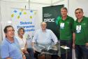 Fomento Paraná participa da Expolondrina. 
Na foto, Emília Belinati, assessora da Fomento Paraná, o diretor Administrativo do BRDE, Orlando Pessuti, e técnicos do banco, no estande compartilhado.