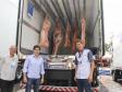 O diretor de Mercado e Relações Institucionais da Fomento Paraná, Luiz Renato Hauly, com empreendedores que desenvolveram um sistema inovador para carregar e descarregar a carne de caminhões frigorificados.