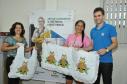 Os agentes da Fomento Paraná Lucimara Grego e Marcelo Vieira com a empreendedora e os produtos comercializdos.