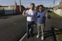 O engenheiro Odorico Bandeira de Lima Junior (esq.) e o secretário de Projetos e Engenharia da Prefeitura de Campina Grande do Sul, Levi Camargo.  Eles estão na rua Alderico Bandeira de Lima, pavimentada financiada com recursos da Fomento Paraná. Campina Grande do Sul. Foto: Pedro Ribas/ANPr