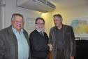 O presidente da Fomento Paraná, Juraci Barbosa (centro), recebeu o presidente da Associação das Centrais de Rádio Táxi (Acert), Luiz Carlos Kubitzki, o vereador curitibano Jairo Marcelino (esq) e os representantes de centrais de rádio táxi Maurício Pereira (Rádio Táxi Capital); Juarez dos Santos (Radio Táxi Pinhais); e Reinaldo Molletta (Cooperativa Aerotáxi, de São José dos Pinhais). 
