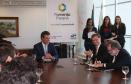 A prefeitura de Londrina, no Norte do Paraná, terá mais R$ 11 milhões para fazer 17 desapropriações de imóveis, que possibilitarão a expansão do aeroporto Governador José Richa. O recurso é financiado pelo Estado e o contrato foi assinado nesta segunda-feira (27) pelo governador Beto Richa, o prefeito de Londrina, Alexandre Kireeff, e o presidente da Fomento Paraná, Juraci Barbosa. 