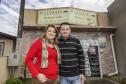 Marisa dos Santos com o marido Rubens Heliton, proprietários da barbearia e salão Lumah. Com apoio da Fomento Paraná, instituição financeira do Governo do Estado, a empreendedora já buscou três créditos e está melhorando de vida. Eles acabam de inaugurar um minimercado, em Campo Largo.