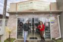 Marisa dos Santos com o marido Rubens Heliton, proprietários da barbearia e salão Lumah. Com apoio da Fomento Paraná, instituição financeira do Governo do Estado, a empreendedora já buscou três créditos e está melhorando de vida. Eles acabam de inaugurar um minimercado, em Campo Largo.