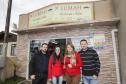 Marisa dos Santos com o marido Rubens Heliton, proprietários da barbearia e salão Lumah. Com apoio da Fomento Paraná, instituição financeira do Governo do Estado, a empreendedora já buscou três créditos e está melhorando de vida. Eles acabam de inaugurar um minimercado, em Campo Largo.