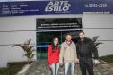 Nilson Guralski, proprietário da vidraçaria Arte e Estilo, de Campo Largo, com os agentes de crédito João Ricardo Fracaro e Eliane Danescki.