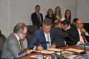 O governador Beto Richa formalizou a abertura da linha de crédito da Fomento Paraná. Serão R$10 milhões para financiar o investimento das emissoras em equipamentos e reformas da estrutura física para passar a transmitir o sinal em FM. 