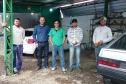 O empreendedor Ezalfino Costa Filho (Fininho), proprietário do Lava Rápido “FinoCar”, que captou recursos do microcrédito para capital de giro para investir no empreendimento, com sua equipe de trabalho.