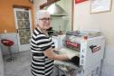 Ercilia Maria dos Santos, proprietária de pastelaria no Cajuru, ampliou o negócio através de financiamento pela Fomento Paraná. 