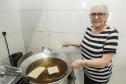 Ercilia Maria dos Santos, proprietária de pastelaria no Cajuru, ampliou o negócio através de financiamento pela Fomento Paraná. 