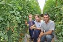 Empreendimentos afetados pelas fortes chuvas que atingiram Morretes, no litoral do estado, em março de 2011, comemoram a retomada plena das atividades a partir do crédito disponibilizado pela Fomento Paraná. Na imagem, a família do agricultor Altamir Bontorin.