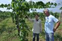 Empreendimentos afetados pelas fortes chuvas que atingiram Morretes, no litoral do estado, em março de 2011, comemoram a retomada plena das atividades a partir do crédito disponibilizado pela Fomento Paraná. Na imagem, o agricultor Wilson Simão com a engenheira agrônoma da Emater, Ruth Pires.