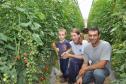 Empreendimentos afetados pelas fortes chuvas que atingiram Morretes, no litoral do estado, em março de 2011, comemoram a retomada plena das atividades a partir do crédito disponibilizado pela Fomento Paraná. Na imagem, a família do agricultor Altamir Bontorin.