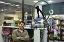 Leonardo Gattoni, proprietário do petshop Pet 2 Pet no Shopping Crystal, em Curitiba. Microcrédito da Fomento Paraná ajudou empreendedor a reformar o espaço, comprar móveis e novos equipamentos para prestar serviços de banho, tosa e atendimento veterinário na loja.
