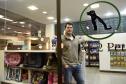 Leonardo Gattoni, proprietário do petshop Pet 2 Pet no Shopping Crystal, em Curitiba. Microcrédito da Fomento Paraná ajudou empreendedor a reformar o espaço, comprar móveis e novos equipamentos para prestar serviços de banho, tosa e atendimento veterinário na loja.
