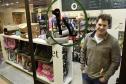 Leonardo Gattoni, proprietário do petshop Pet 2 Pet no Shopping Crystal, em Curitiba. Microcrédito da Fomento Paraná ajudou empreendedor a reformar o espaço, comprar móveis e novos equipamentos para prestar serviços de banho, tosa e atendimento veterinário na loja.

