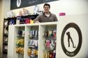 Leonardo Gattoni, proprietário do petshop Pet 2 Pet no Shopping Crystal, em Curitiba. Microcrédito da Fomento Paraná ajudou empreendedor a reformar o espaço, comprar móveis e novos equipamentos para prestar serviços de banho, tosa e atendimento veterinário na loja.
