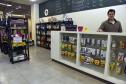 Leonardo Gattoni, proprietário do petshop Pet 2 Pet no Shopping Crystal, em Curitiba. Microcrédito da Fomento Paraná ajudou empreendedor a reformar o espaço, comprar móveis e novos equipamentos para prestar serviços de banho, tosa e atendimento veterinário na loja.
