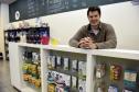 Leonardo Gattoni, proprietário do petshop Pet 2 Pet no Shopping Crystal, em Curitiba. Microcrédito da Fomento Paraná ajudou empreendedor a reformar o espaço, comprar móveis e novos equipamentos para prestar serviços de banho, tosa e atendimento veterinário na loja.
