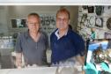 Os irmãos Celso e Sérgio Zaleski, proprietários da Relojoaria Portão. Com o dinheiro do financiamento da Fomento Paraná os empreendedores instalaram uma porta giratória e fizeram uma reforma geral no estabelecimento. 
Curitiba, 19-10-16.Foto: Arnaldo Alves / ANPr.