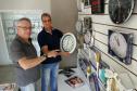 Os irmãos Celso e Sérgio Zaleski, proprietários da Relojoaria Portão. Com o dinheiro do financiamento da Fomento Paraná os empreendedores instalaram uma porta giratória e fizeram uma reforma geral no estabelecimento. 
Curitiba, 19-10-16.Foto: Arnaldo Alves / ANPr.