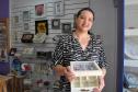 A artesã ISIANNE MARKS BRITO DOS SANTOS, dona da empresa Fonte da Arte, no bairro Cajuru, em Curitiba, que está contratando uma financiamento de microcrédito com a Fomento Paraná. Curitiba 28/11/2016.