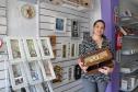 A artesã ISIANNE MARKS BRITO DOS SANTOS, dona da empresa Fonte da Arte, no bairro Cajuru, em Curitiba, que está contratando uma financiamento de microcrédito com a Fomento Paraná. Curitiba 28/11/2016.