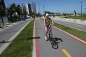 A ciclista Patricia Dalpicolo de Oliveira, de Curitiba, que costuma passar o verão em Caiobá, aprova as obras de revitalização da avenida Atlântica.
