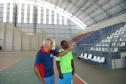 Também financiada pela Fomento Paraná, a restauração do Ginásio de Esportes Vicente Gurski, mais conhecido como “Cascatão”, foi concluída em setembro. Na imagem, o administrador da agora chamada Arena Vicente Gurski, Odair Pereira, e o professor de educação física Marcos Roberto Cruz. Segundo eles, agora os moradores locais possuem um espaço adequado para a prática de atividades físicas.