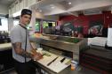 “A obra ficou bem feita. Bem iluminada a praia, a nova ciclovia. Tem bastante gente e aumentou o fluxo de clientes”, diz o sushiman Luciano Fernandes, do restaurante Nosso Japa.
