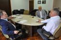 O presidente da Fomento Paraná, Juraci Barbosa, e o diretor de Operações do Setor Público, Omar Sabbag Filho, reuniram-se com o prefeito de Campo Largo, Marcelo Puppi, nesta quinta (17/2), para falar sobre novos financiamentos para apoiar empreendedores privados do município, bem como para obras públicas.