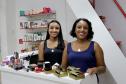Monique dos Santos e a mãe, Sandra dos Santos, compartilhavam um sonho de ter um negócio próprio. Elas planejaram, se organizaram, foram ao Sebrae/PR em busca de uma consultoria e abriram a loja "Ai que tudo, guria", que vende cosméticos e produtos de higiene em uma galeria comercial na praça Osório, no centro de Curitiba.