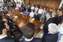 O governador Beto Richa recebeu nesta segunda-feira (13), no Palácio Iguaçu, em Curitiba, 24 prefeitos de diferentes regiões do Paraná. Os representantes dos municípios vieram à capital solicitar autorizações para pedido de financiamento junto ao Governo do Estado.Curitiba, 13-03-17.Foto: Arnaldo Alves / ANPr.