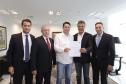 O governador Beto Richa recebeu nesta segunda-feira (13), no Palácio Iguaçu, em Curitiba, 24 prefeitos de diferentes regiões do Paraná. Os representantes dos municípios vieram à capital solicitar autorizações para pedido de financiamento junto ao Governo do Estado.Curitiba, 13-03-17.Foto: Arnaldo Alves / ANPr.