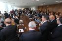 Prefeitos de 46 municípios, de diferentes regiões do Paraná, reuniram-se nesta quarta-feira (29) com o governador Beto Richa para solicitar autorização a pedidos de financiamentos, junto ao Governo do Estado, para investimentos nas cidades. No encontro, realizado no Palácio Iguaçu, em Curitiba, o governador autorizou o início dos trâmites. Somados, os projetos das prefeituras somam R$ 44,9 milhões. O crédito é da Fomento Paraná, pela linha Sistema de Financiamento dos Municípios (SFM). 