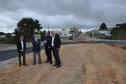 Juraci Barbosa, o prefeito Toninho, o deputado estadual Francisco Buhrer e o vice-prefeito e secretário de obras Thiago Buhrer, em vistoria a obras na Avenida Rui Barbosa, em São José dos Pinhais, que receberam financiamento do Governo do Estado, por meio da Fomento Paraná.