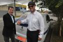 Taxista Ricardo Pires Reinaldo, que está financiando o segundo carro de táxi com a Fomento Paraná, com o prefeito de São José dos Pinhais, o Toninho da Farmácia.