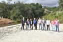 Juraci Barbosa, o prefeito Toninho, o deputado estadual Francisco Buhrer e o vice-prefeito e secretário de obras Thiago Buhrer, em vistoria a obras na rua Marechal Hermes, em São José dos Pinhais, que receberam financiamento de recursos do FGTS, por meio da Fomento Paraná.