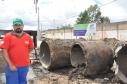 O motorista operador Cleverson Santos, que está feliz com as obras da Rua Marechal Hermes, onde tem salário maior, porque precisa fazer muitas horas extras.