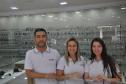 A ótica buscou crédito para reformas e compra de mobiliário novo. Tem 12 no mercado e o crédito ajudou na primeira grande reforma do local. O financiamento recebeu a garantia da GarantiOeste.Na imagem, os sócios Itamar dos Santos, Rose Santos e Ana Paula Carraro.
