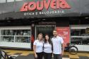 A ótica buscou crédito para reformas e compra de mobiliário novo. Tem 12 no mercado e o crédito ajudou na primeira grande reforma do local. O financiamento recebeu a garantia da GarantiOeste.  Na imagem, os sócios Rose Santos, Ana Paula Carraro e Itamar dos Santos em frente à loja remodelada.