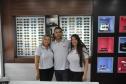 A ótica buscou crédito para reformas e compra de mobiliário novo. Tem 12 no mercado e o crédito ajudou na primeira grande reforma do local. O financiamento recebeu a garantia da GarantiOeste. Na imagem, os sócios Rose Santos, Itamar dos Santos e Ana Paula Carraro.
